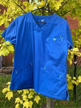 Med Couture scrub top Med blue/light green contrast. Sz M. Style 8403.
